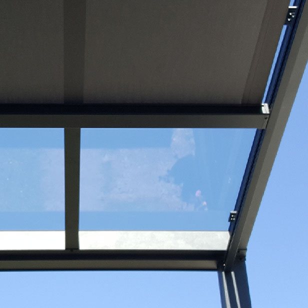 Blick durch ein Glasdach mit Aluminiumprofilen
