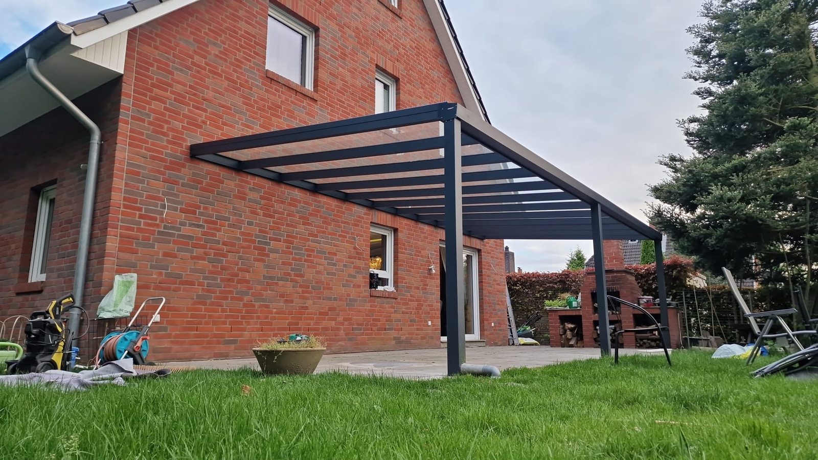 Terrassendach an Klinkerhaus